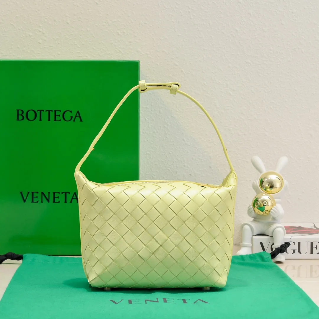 Batch 1360 #BvWallace Shoulder Lunch Bag 🔥 A lunch box bag that you can just grab and go. It is made of classic intrecciato weaving technology and reflects the craftsmanship of Bottega. The entire bag is made of top-grade happa lambskin. It is very soft and lightweight. The small bag shape is cute and exquisite. The interior capacity is also very large and can be carried under the arm. It is quite practical! The bottom of the bag is made of gold metal to prevent wear and tear. The details are really good! Choose this elegant commuting bag for Zaoba people~ Size: 22x13x9.5, model number; 7748#